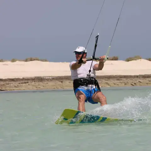 Kitesurfeur sur l'eau plate de la lagune
