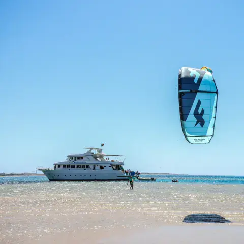 Bateau amarré près du banc de sable, kite en l'air