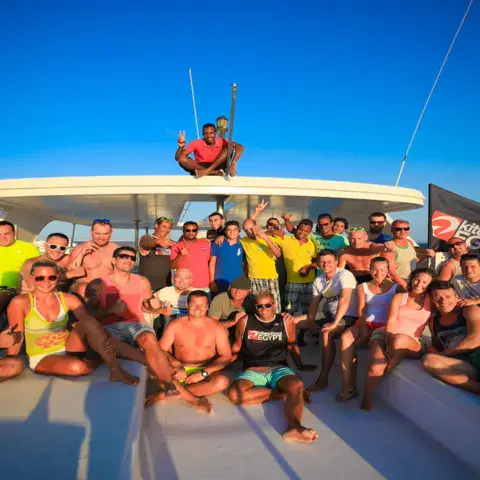 Groupe de kitesurfeurs à bord du bateau de safari