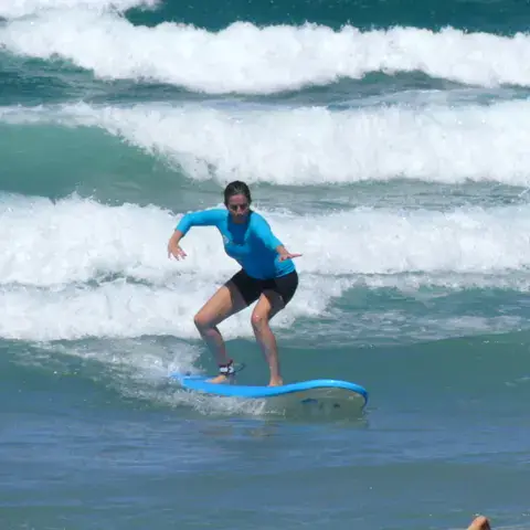 Élève debout sur une planche en mousse