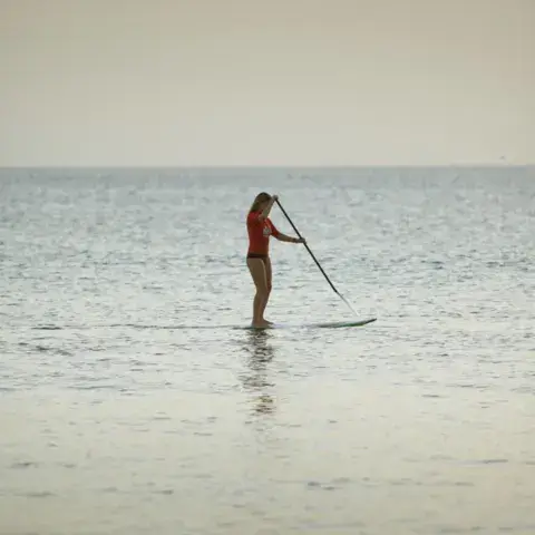 Séance de stand up paddle en eau calme