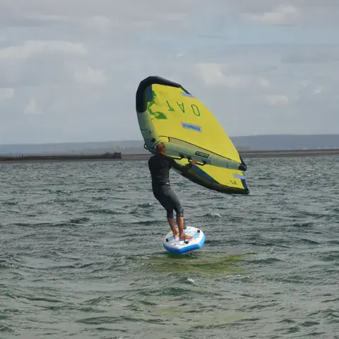 Session de wing foil sur l'eau plate