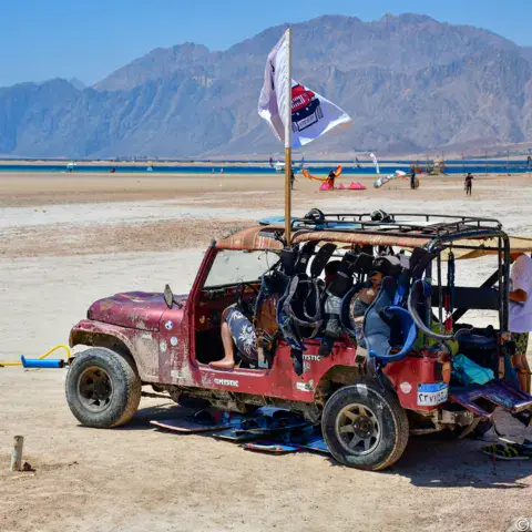 La Jeep de l'école sur la plage de la lagune
