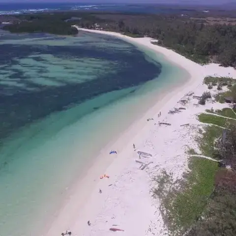 Vue aérienne de la baie et de la plage
