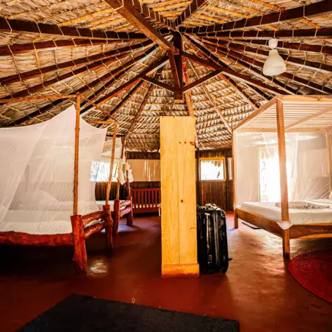 Intérieur d'un bungalow à toit de chaume