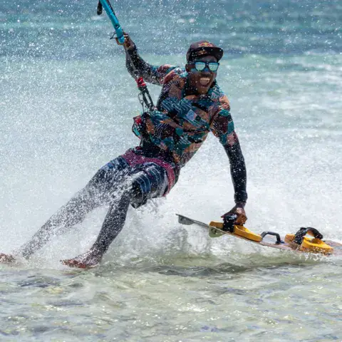 Kitesurfeur en action dans les eaux peu profondes