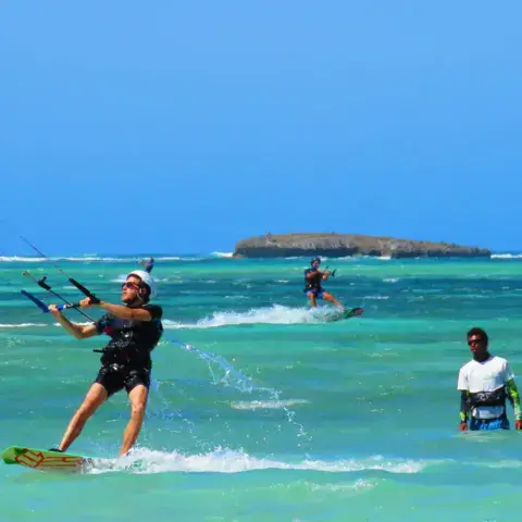 Kitesurfeuse sur une eau turquoise