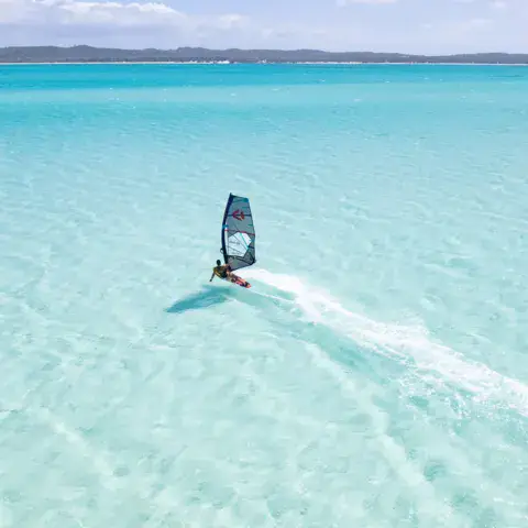Planchiste sur le lagon de la Mer d'Émeraude