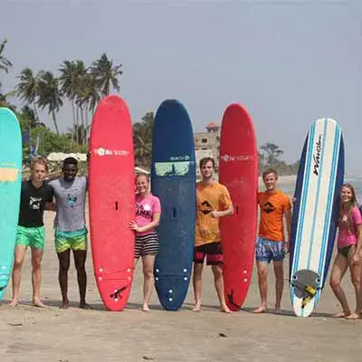 Groupe de stagiaires et planches en mousse sur le sable