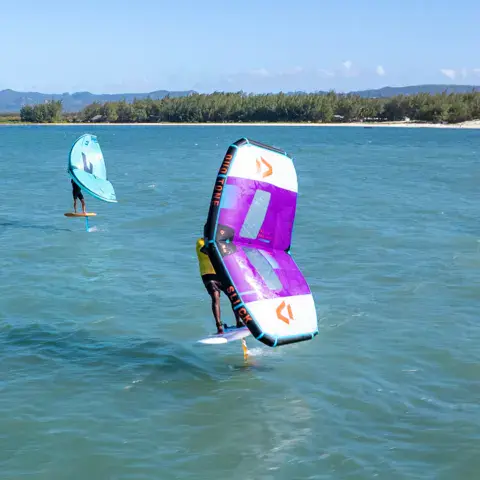 Session de wing foil sur le lagon