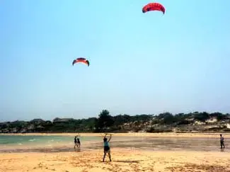 Cours de kitesurf sur la plage : manœuvre des ailes