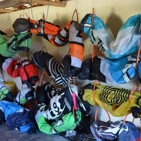 Ailes et harnais rangés dans le local de matériel