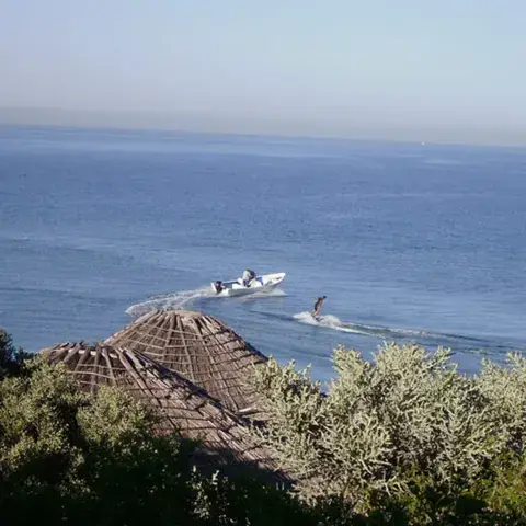 Bateau de sécurité sur le lagon