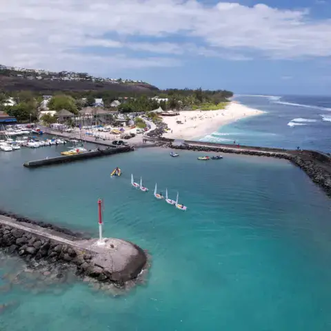 Vue aérienne du port et de la plage de Saint-Gilles