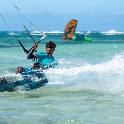 Kitesurfeur sur le lagon