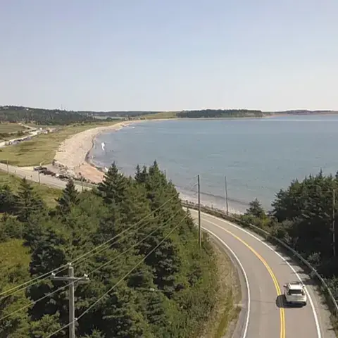 Vue aérienne de la plage et de la route côtière