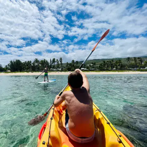 Balade en kayak dans le lagon, un paddle au loin