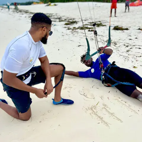 Moniteur et élève lors d'un cours sur la plage
