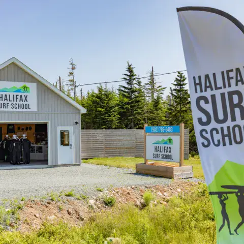 Le surf shop de l'école, avec son panneau et sa banderole