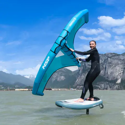 Pratique du wing foil dans la baie de Howe Sound