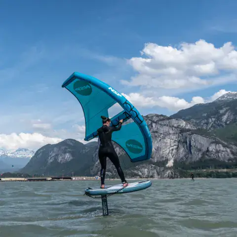 Wing foil devant les falaises de Squamish