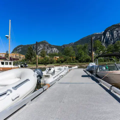 Ponton et bateaux du centre nautique