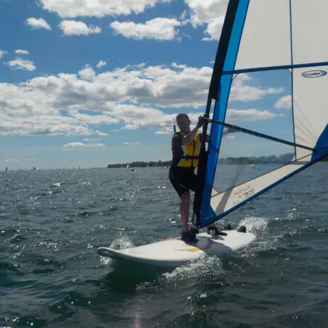 Cours de planche à voile sur un plan d'eau abrité