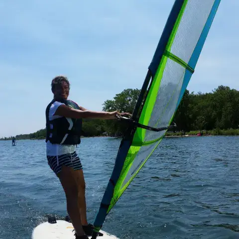Élève en planche à voile pendant un cours