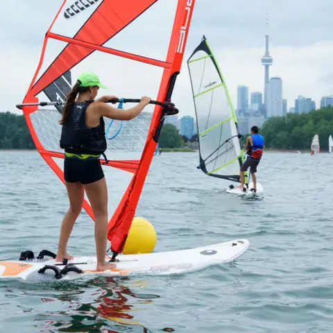 Camp d'été : planches à voile devant la silhouette de Toronto