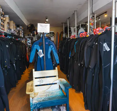 Le rayon de combinaisons du magasin