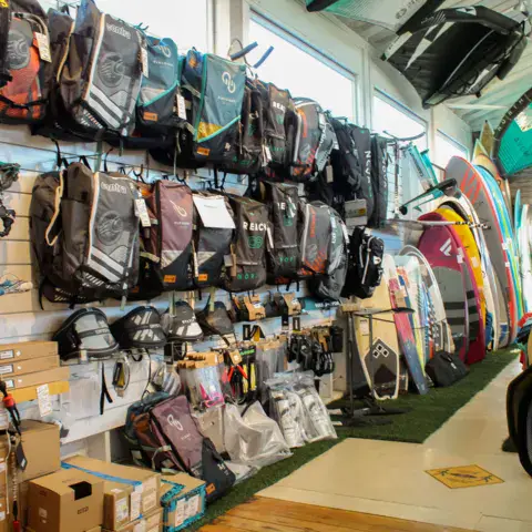 Intérieur de la boutique : harnais, ailes et planches