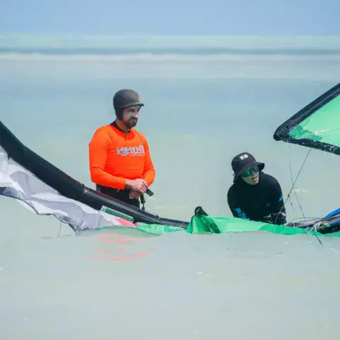 Cours de kitesurf dans l'eau peu profonde