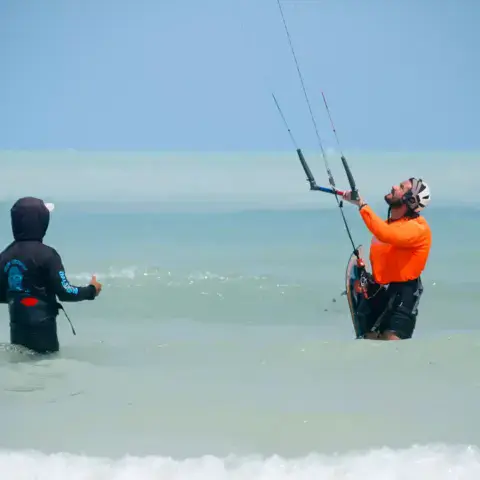 Moniteur et élève dans l'eau pendant un cours