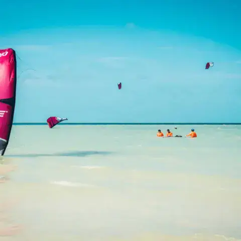 Kitesurfeurs sur le plan d'eau peu profond de Holbox