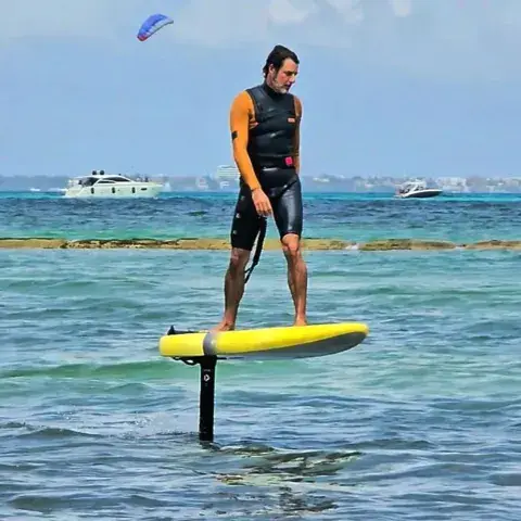 Séance de foil sur eau turquoise