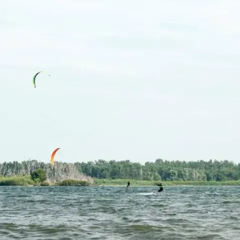 Riders et kites au large de la plage