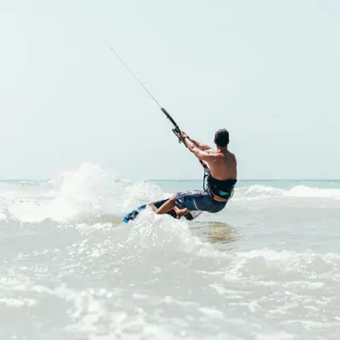 Kitesurfeur dans les vagues devant El Cuyo