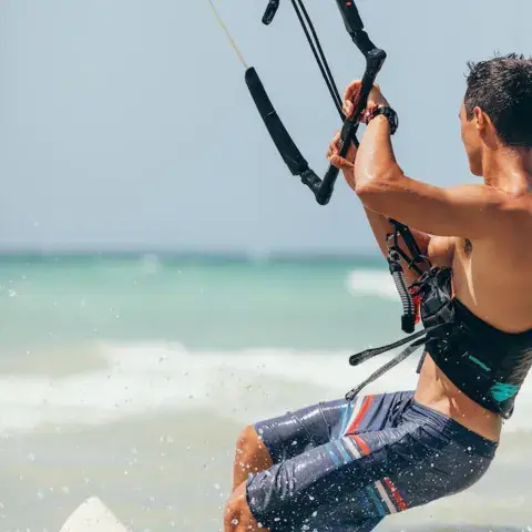 Kitesurfeur tenant sa barre