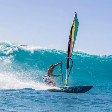Windsurfeur dans les vagues