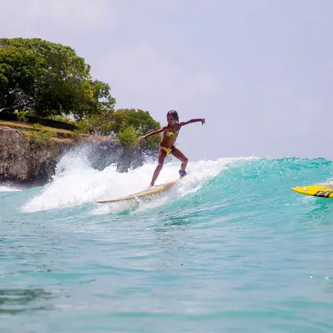 Deux surfeuses sur une vague