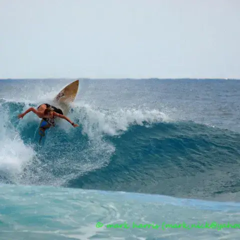 Surfeur sur le haut d'une vague