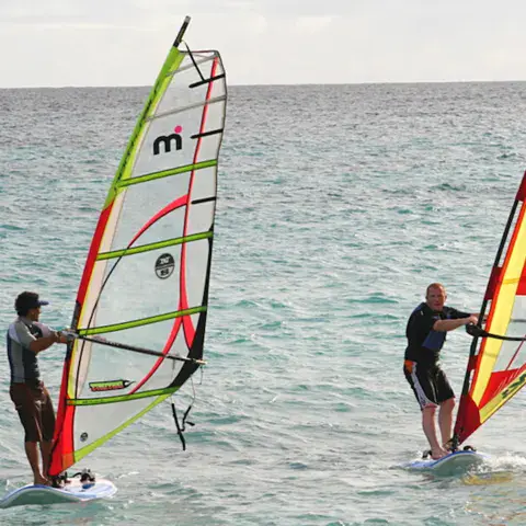 Cours de windsurf en eau peu profonde