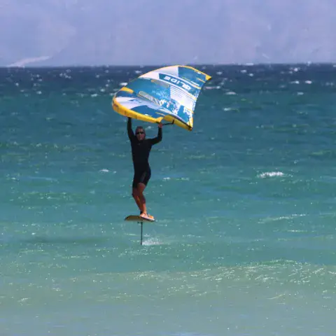 Rider en wing foil dans la baie