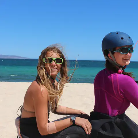 Deux élèves sur la plage avant la session