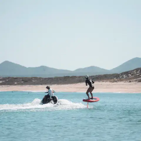 Session de foil tractée par un jet-ski