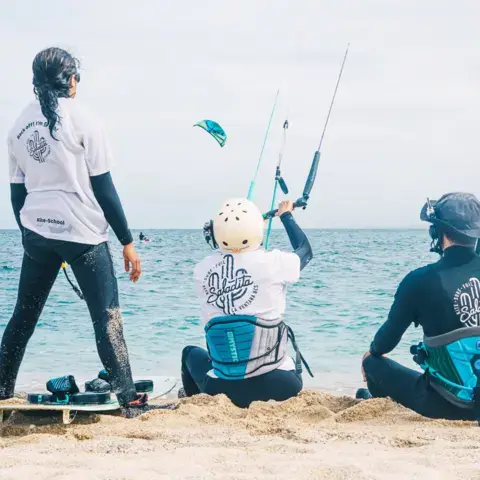 Briefing sur la plage avant une leçon de kite
