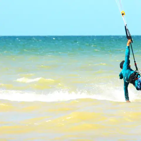 Préparation du matériel avec un moniteur sur le sable