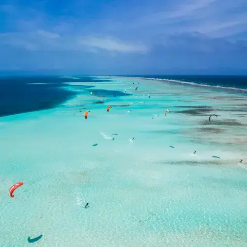 Riders dans le lagon vus du ciel