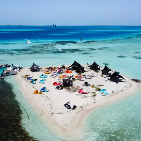 Installation d'un camp de kite sur un caye