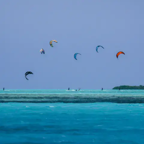 Kites dans le ciel au-dessus du lagon